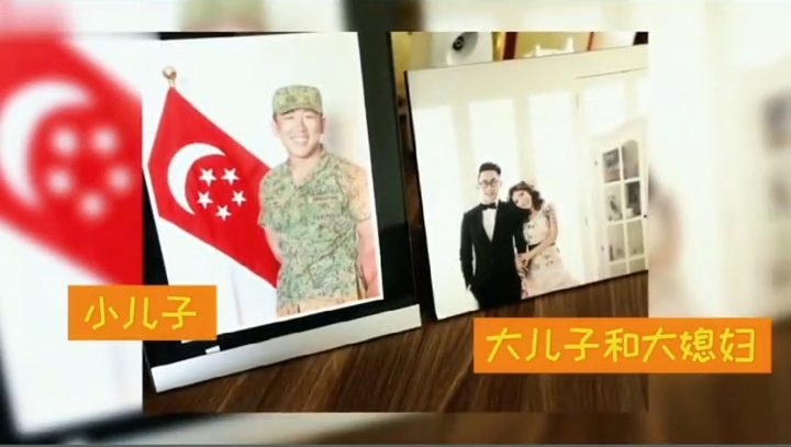 家中放有兩個兒子的照片。