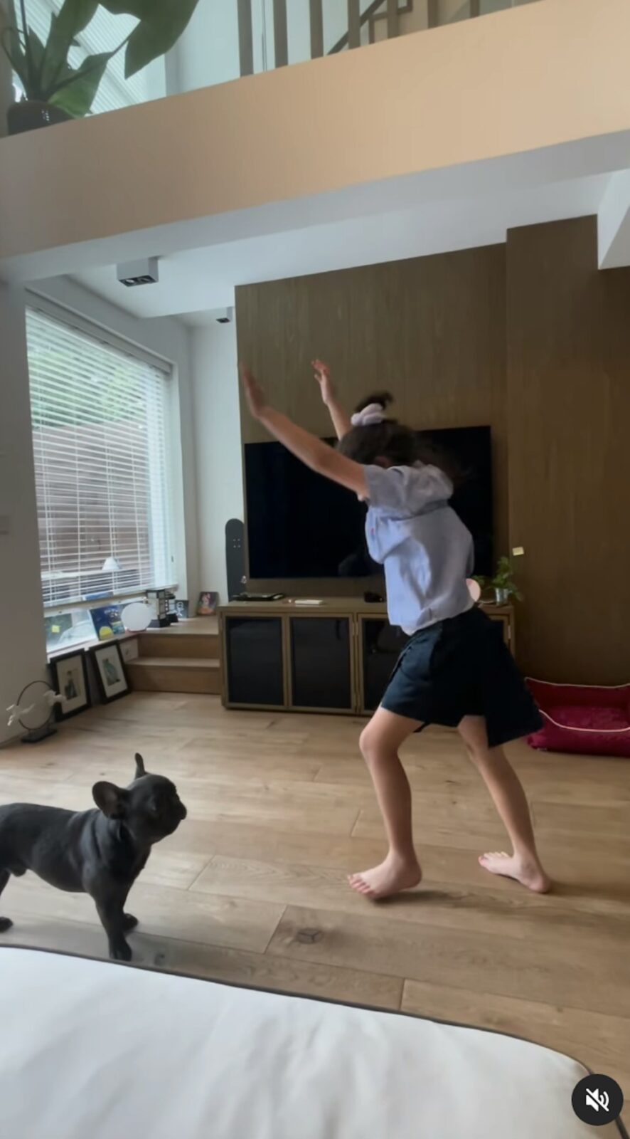 鄭希怡的女兒在家中打筋斗也毫無難度。