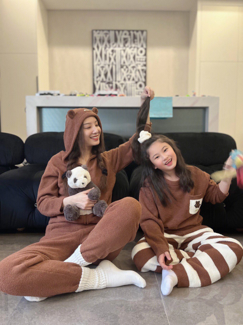 梁浸浸已逐漸搣甩嬰兒肥，慢慢朝向女神之路進發。