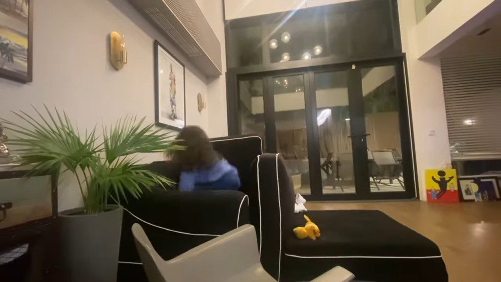 她非常輕鬆就跳到了對面。