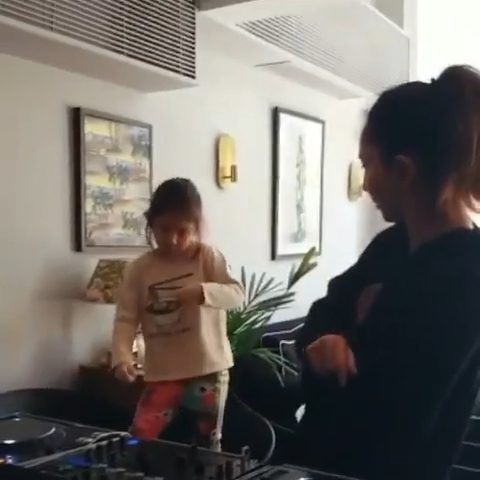 家中還設有一個打碟台。