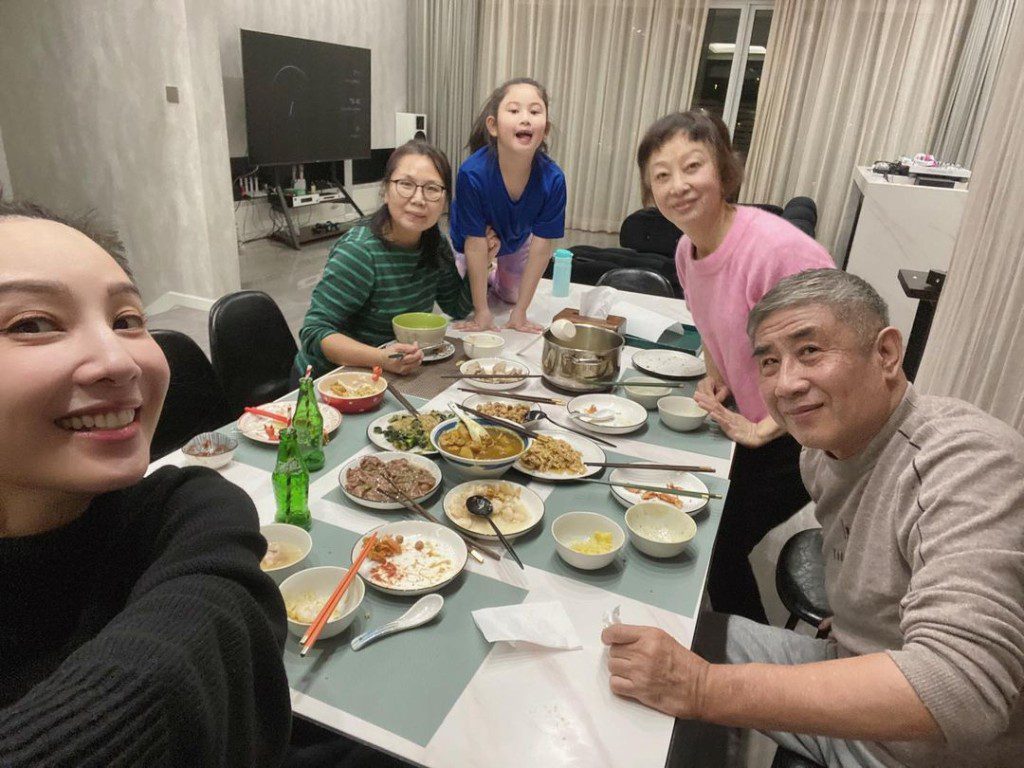 飯廳有一張至少可坐10人的雲石長枱，旁邊便是大電視，方便一家人一邊吃飯一邊看電視。