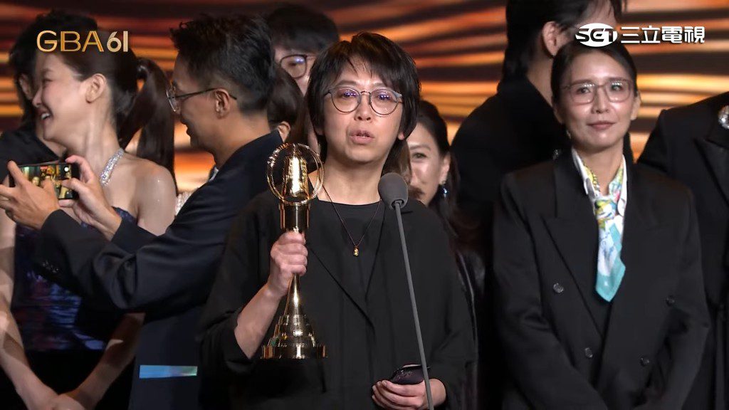 《我們與惡的距離II》劇組上台領取「戲劇節目獎」。