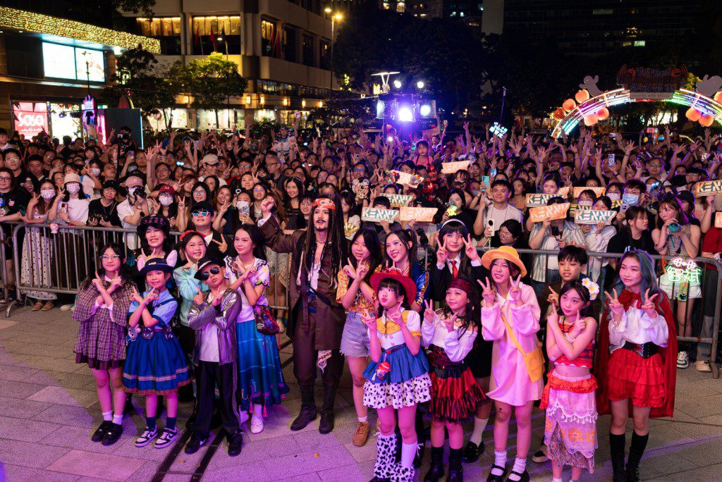 關智斌上周六（24日）精心以海盜船長造型打扮，參與尖東戶外Cosplay Party率先應節。