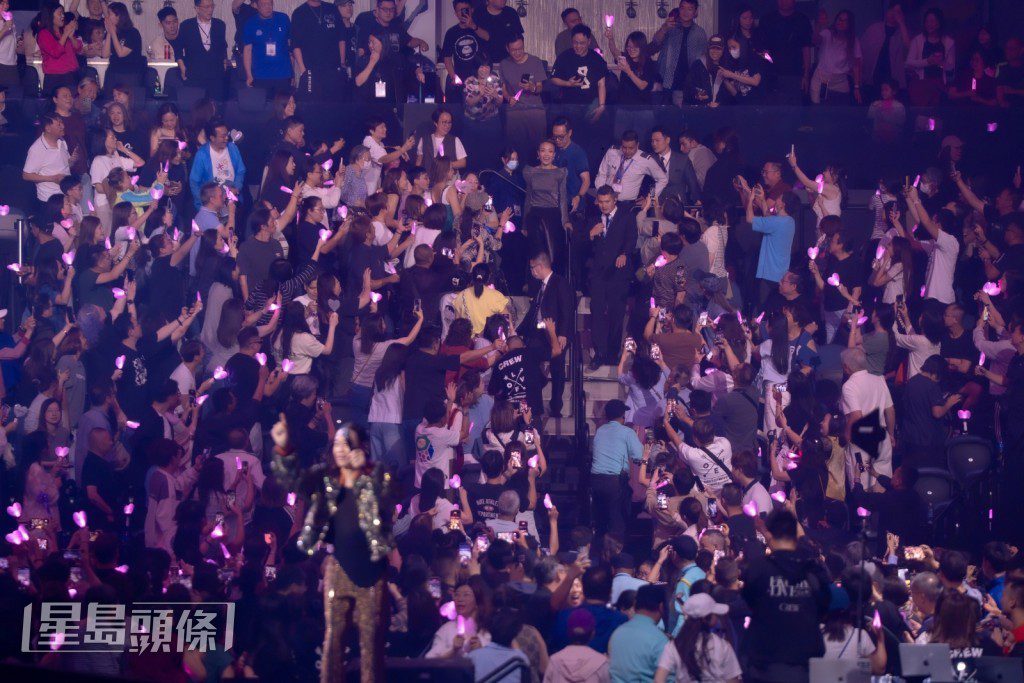 正在台下欣賞演出的容祖兒,驚喜獲草蜢邀請上台。
