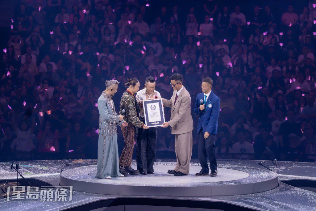 古天樂以演藝人協會會長身份,頒發世界紀錄證書予草蜢。