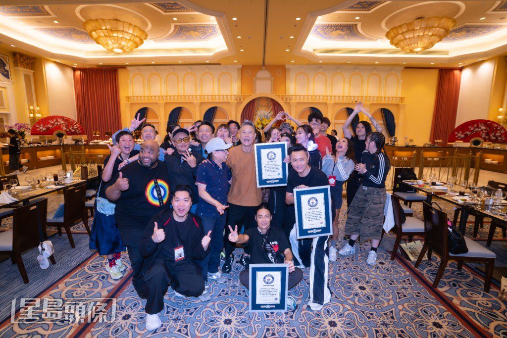 草蜢與台前幕後工作人員一同合照留念。
