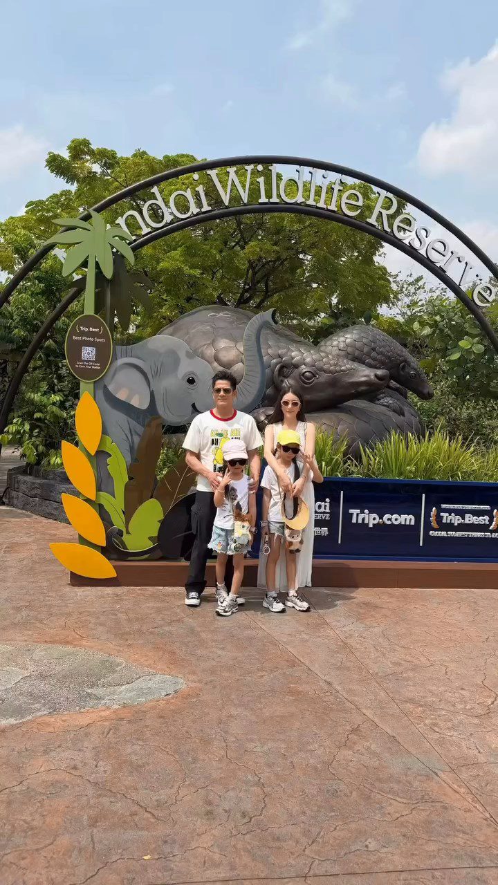 郭富城全家到訪當地的野生動物園。