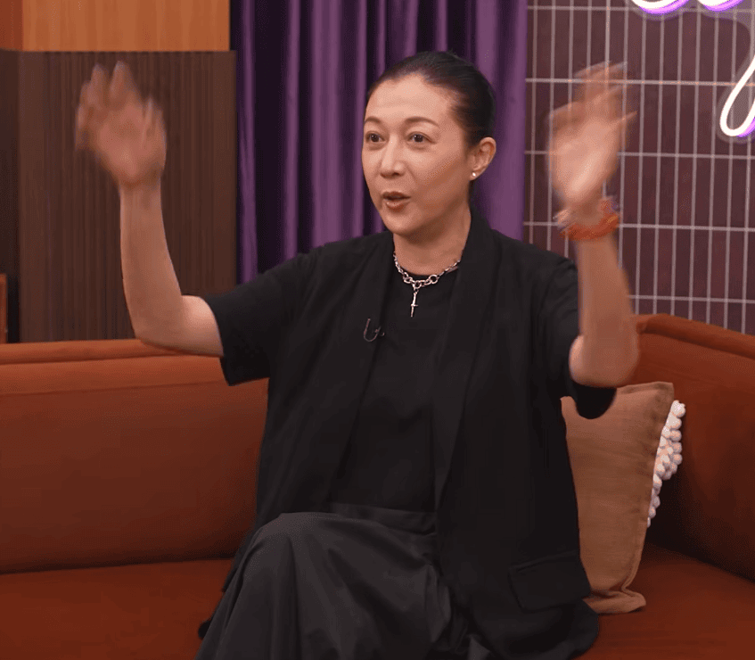 她提到當選亞姐冠軍後，曾在台上被一位知名女星公然推跌。