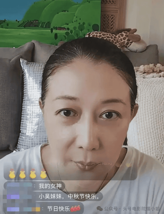 她在直播中甚少露出笑容。