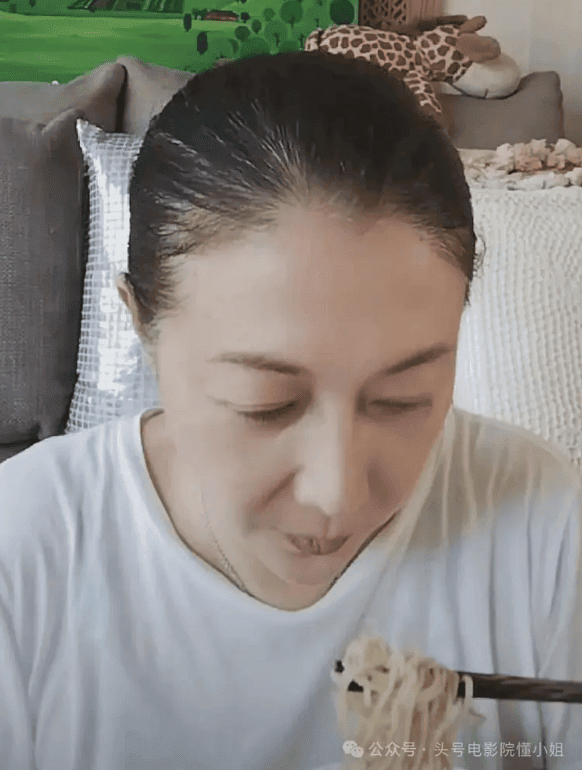 佳節時分，吳綺莉的「愛心餐」落空，只能獨自吃麵。