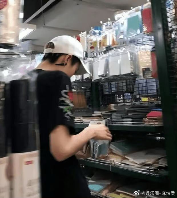 吳卓林正在挑選文具。