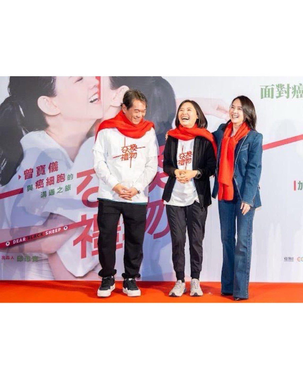 曾寶儀與導演男友林明謙共同創作了紀錄片《交換禮物》。