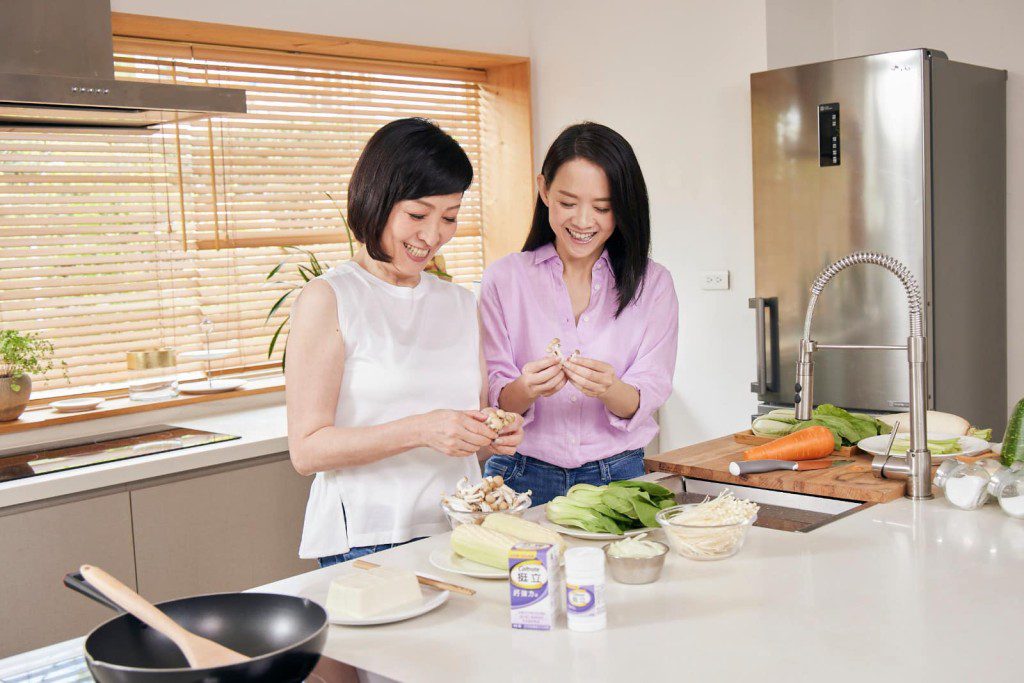 寶媽不時會與女兒曾寶儀以母女檔形式合作。