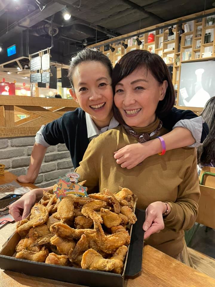 曾寶儀與父親曾志偉及媽媽寶媽一直保持緊密聯繫。