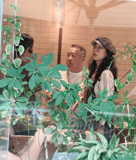 曾志偉和紅顏知己Vanus一起進入店舖。