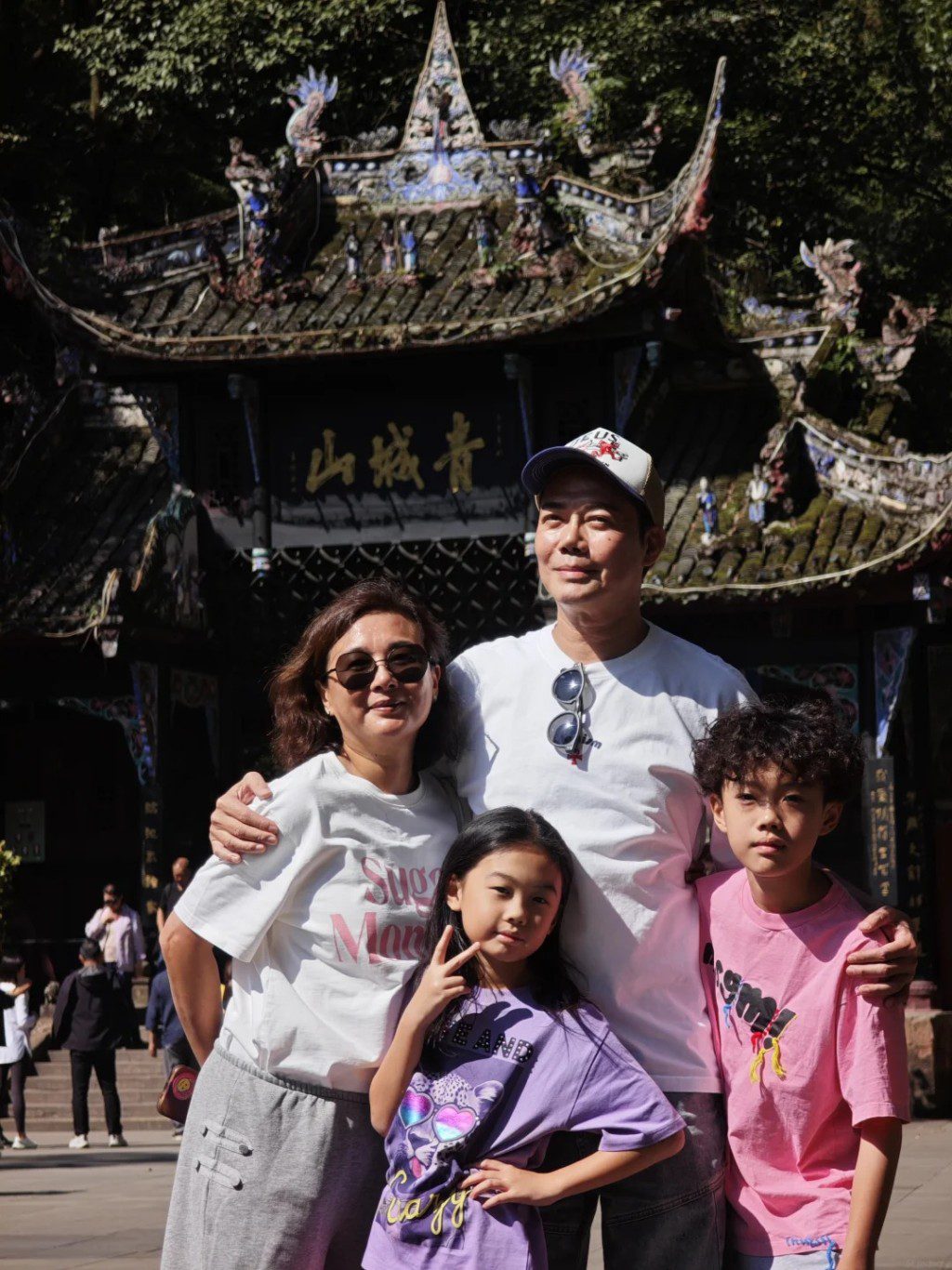 謝天華一家在山門前大合照,8歲女兒Mia對鏡頭舉V字,非常可愛。