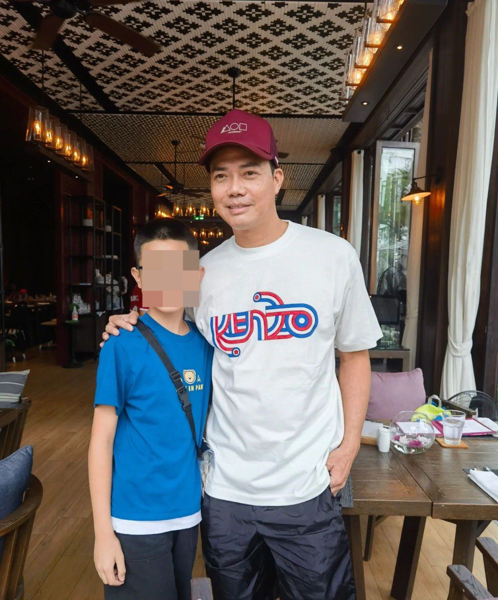謝天華搭住男童膊頭合照,態度親民。