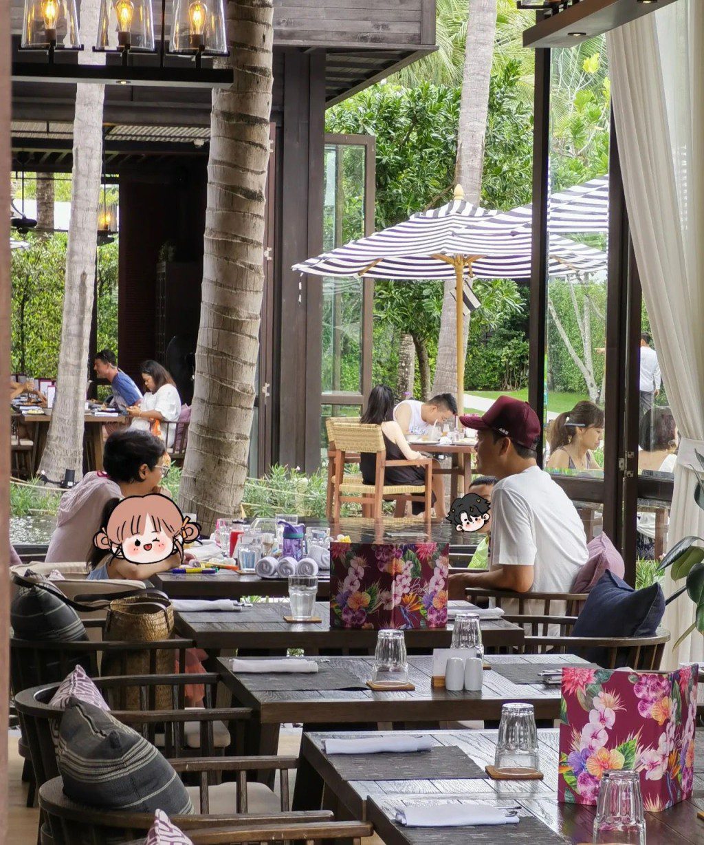 當時謝天華正與太太Tina及一對子女在酒店半開放式餐廳用餐。