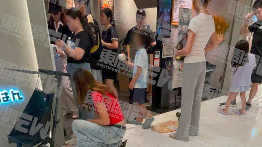 大女張楚兒在門口不慎倒瀉飲品,她淡定地拿出紙巾自行清理,表現獨立。(《東周刊》圖片)