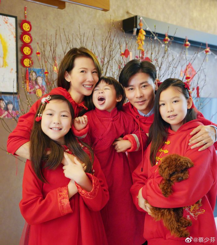 蔡少芬與張晉結婚18年,育有兩女一子。