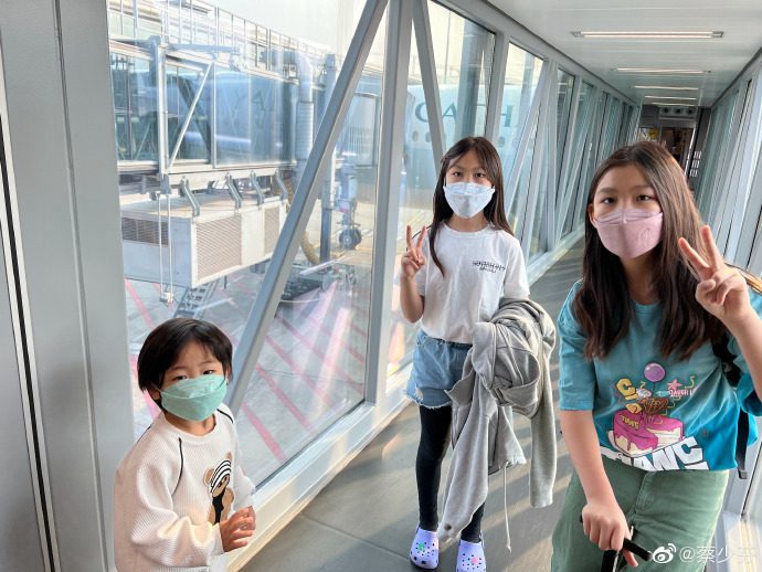 疫情期間,蔡少芬曾在上海獨自照顧三名子女一段時間。