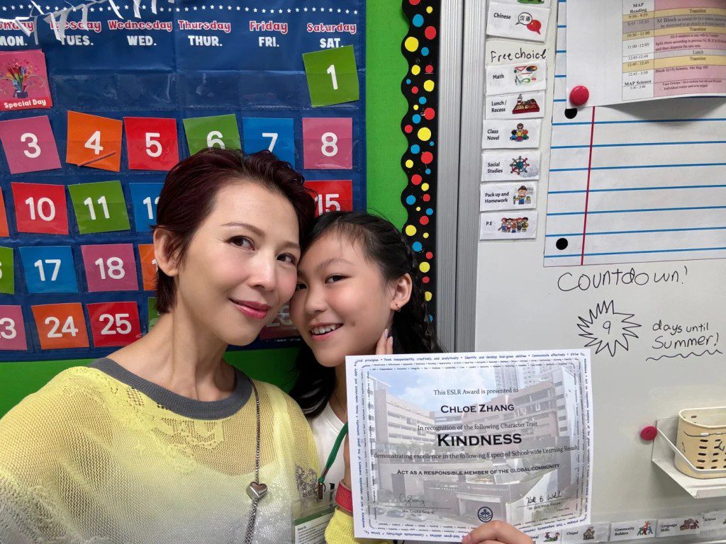 蔡少芬曾於小紅書分享二女包子小學畢業,獲頒善良證書的喜悅。