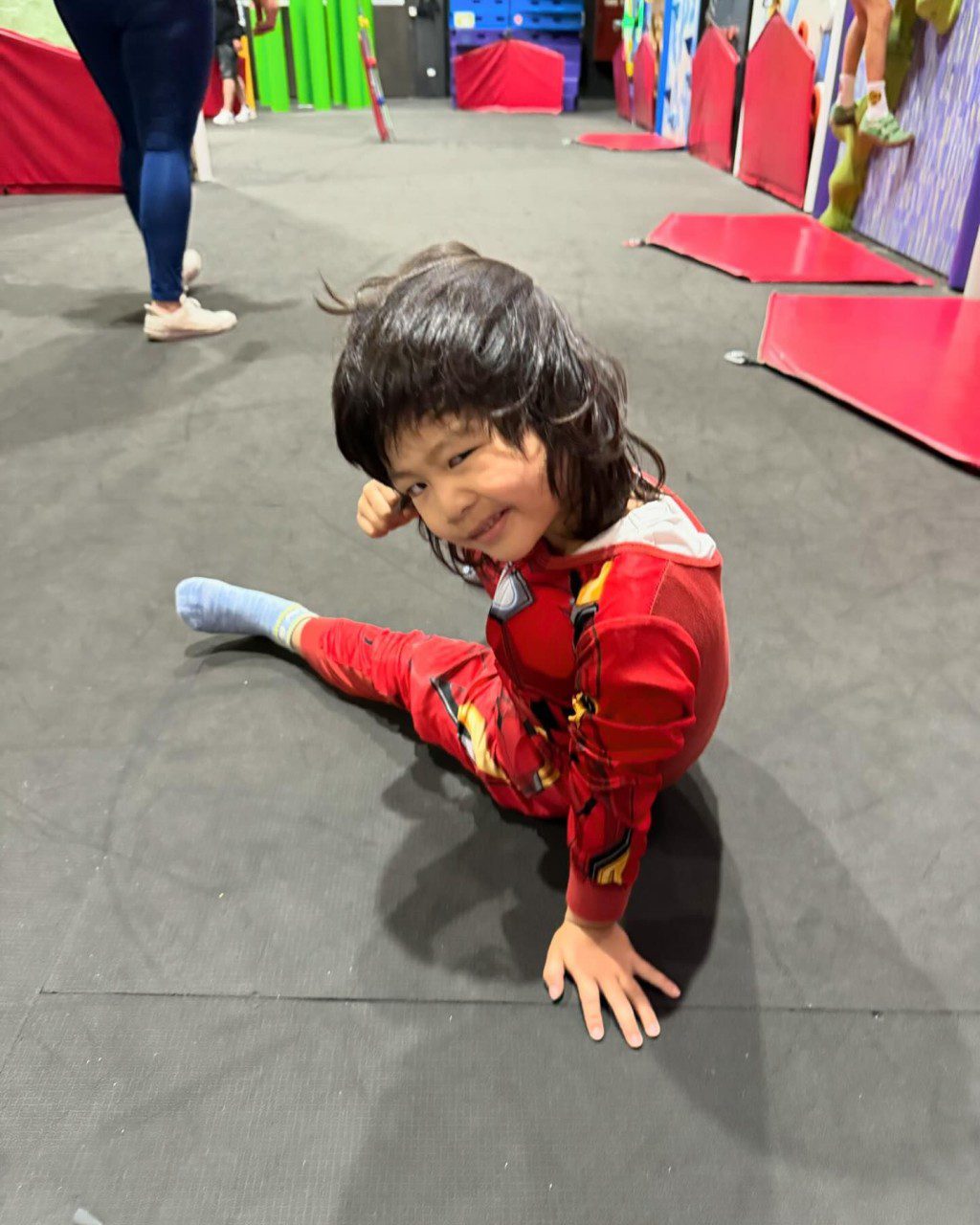 蔡少芬兒子越大越似爸爸張晉。