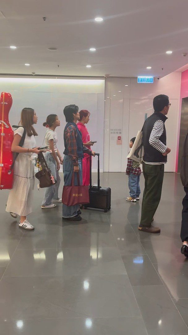 蔡少芬一家近日在商場被網民捕獲。