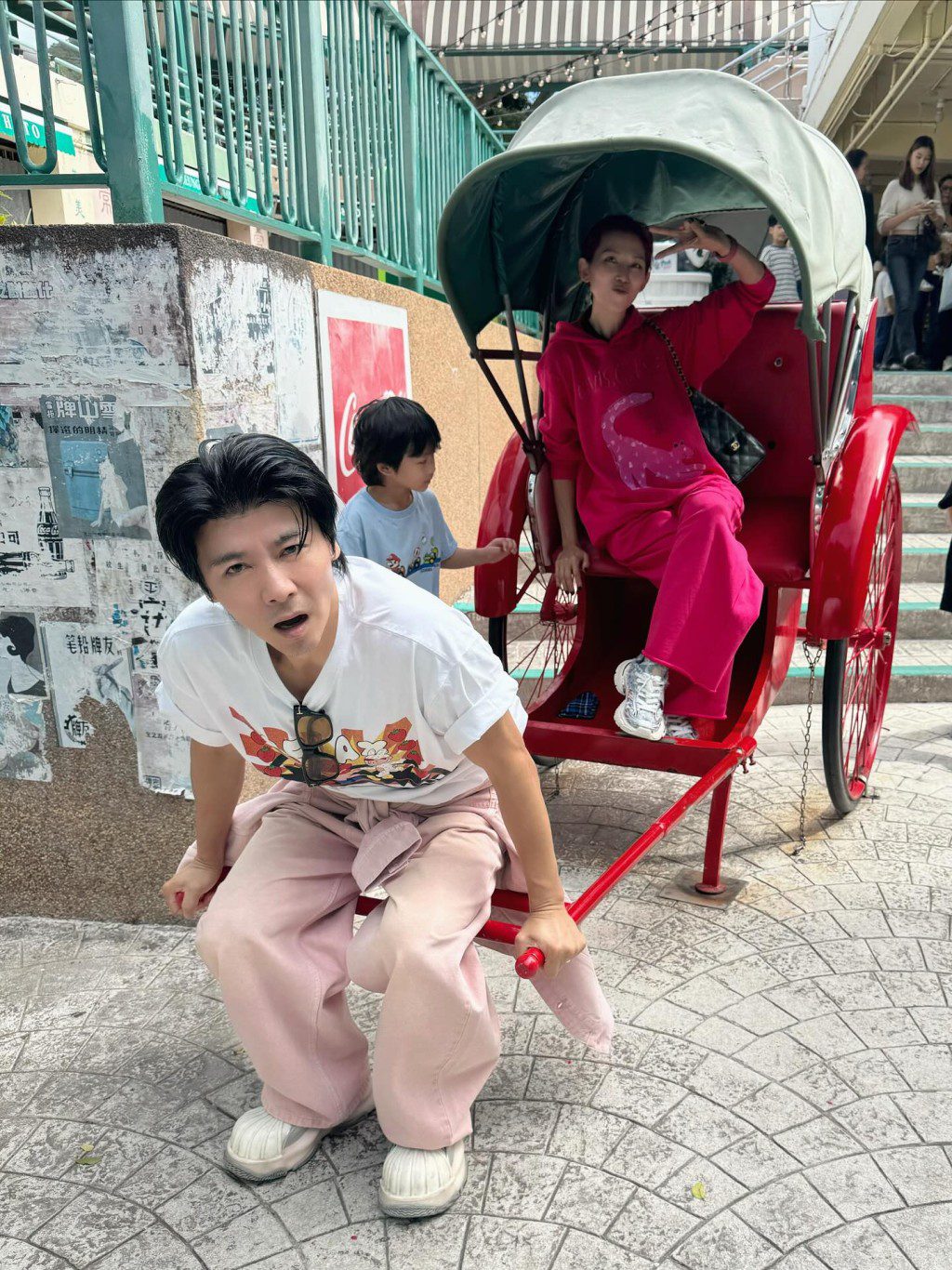 蔡少芬與張晉童心未泯,一時與公園吉祥物合照,一時又搞笑地坐上人力車,由張晉充當車夫。