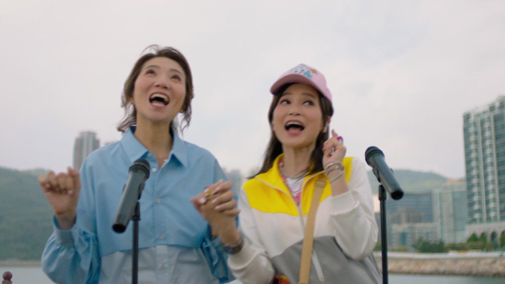龔喜優雅打扮略誇張,半百之年仍有少女心。