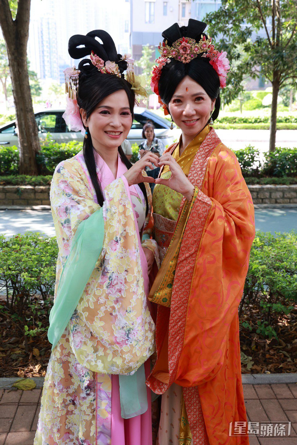 車婉婉與樊亦敏接受訪問，二人分別以「萬貴妃」及「嫦娥」的造型亮相。