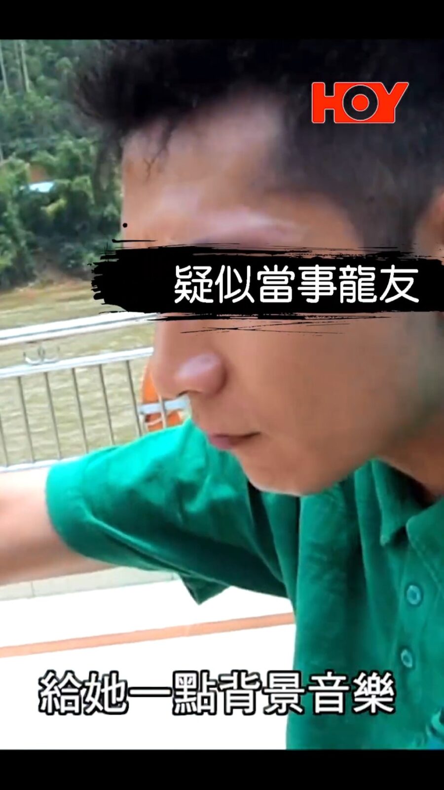 被扮演龍友的李尚正不停拍照。