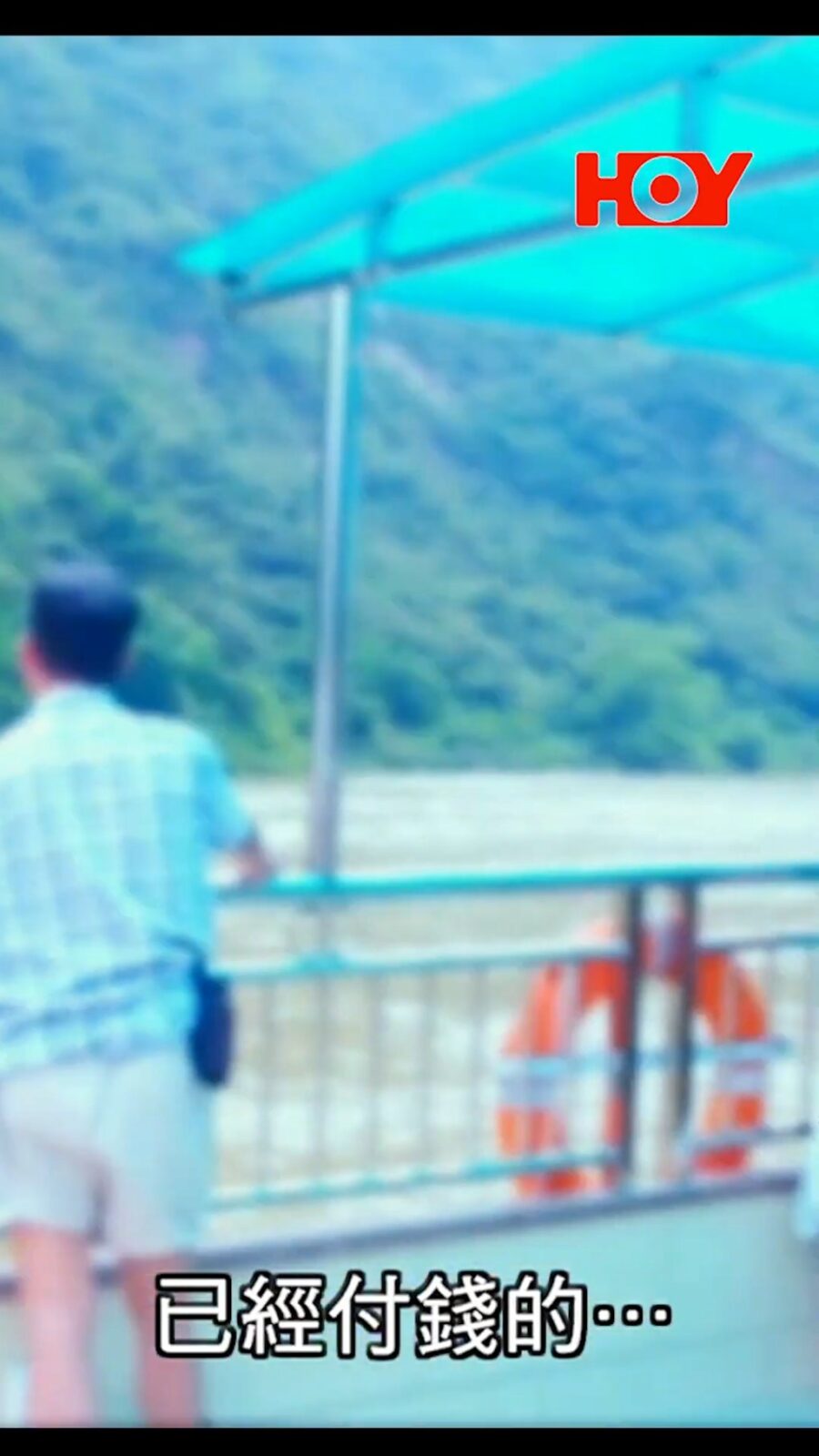 落力地叫人拍照。