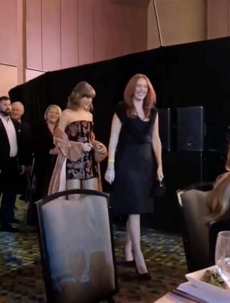 Taylor Swift 在納什維爾的入選儀式上,未見丈夫 Travis Kelce 陪同出席。
