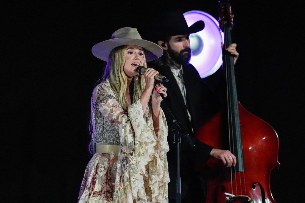 Lainey Wilson 在晚會上演唱了 Bluegrass 風格的 Taylor Swift 名曲《Love Story》。