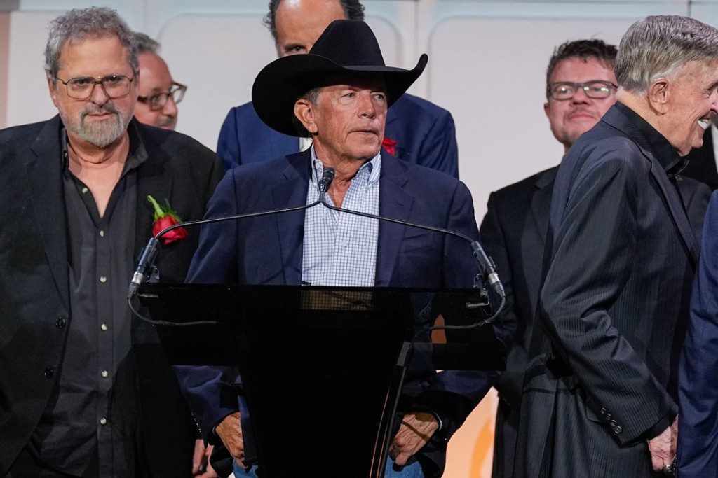 鄉謠歌手 George Strait 同樣在今年打入鄉謠唱作歌手名人堂。