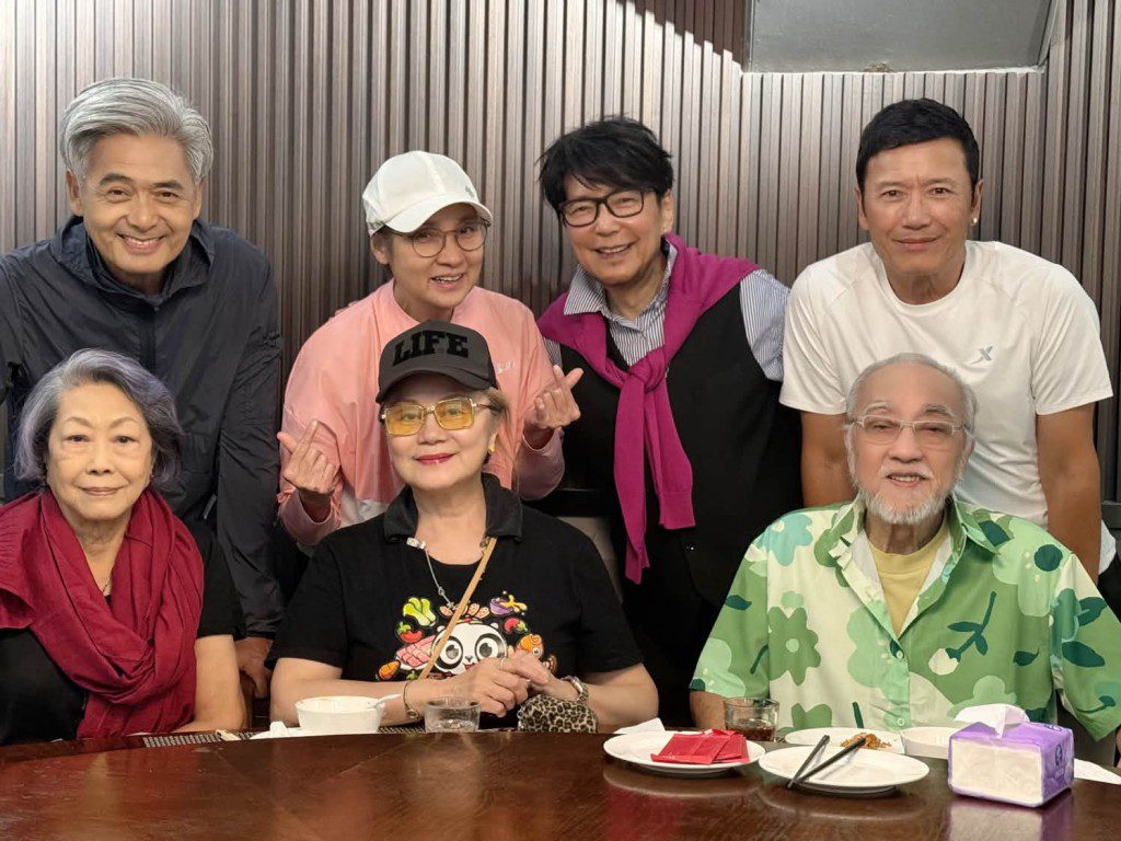 賈思樂分享飯聚合照,周潤發與苗僑偉再度同框,戚美珍狀態亦好。