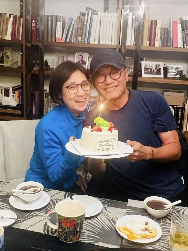 苗僑偉與戚美珍結婚近三十年,感情依舊恩愛。