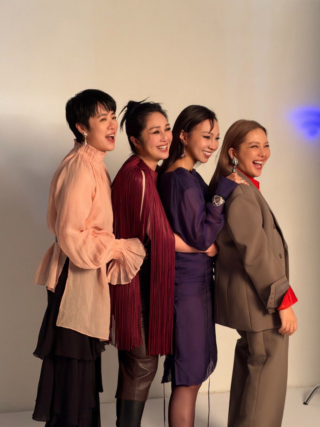 四位女歌手(左起:岑寧兒、楊千嬅、衛蘭、AGA)首度合體拍攝宣傳照。