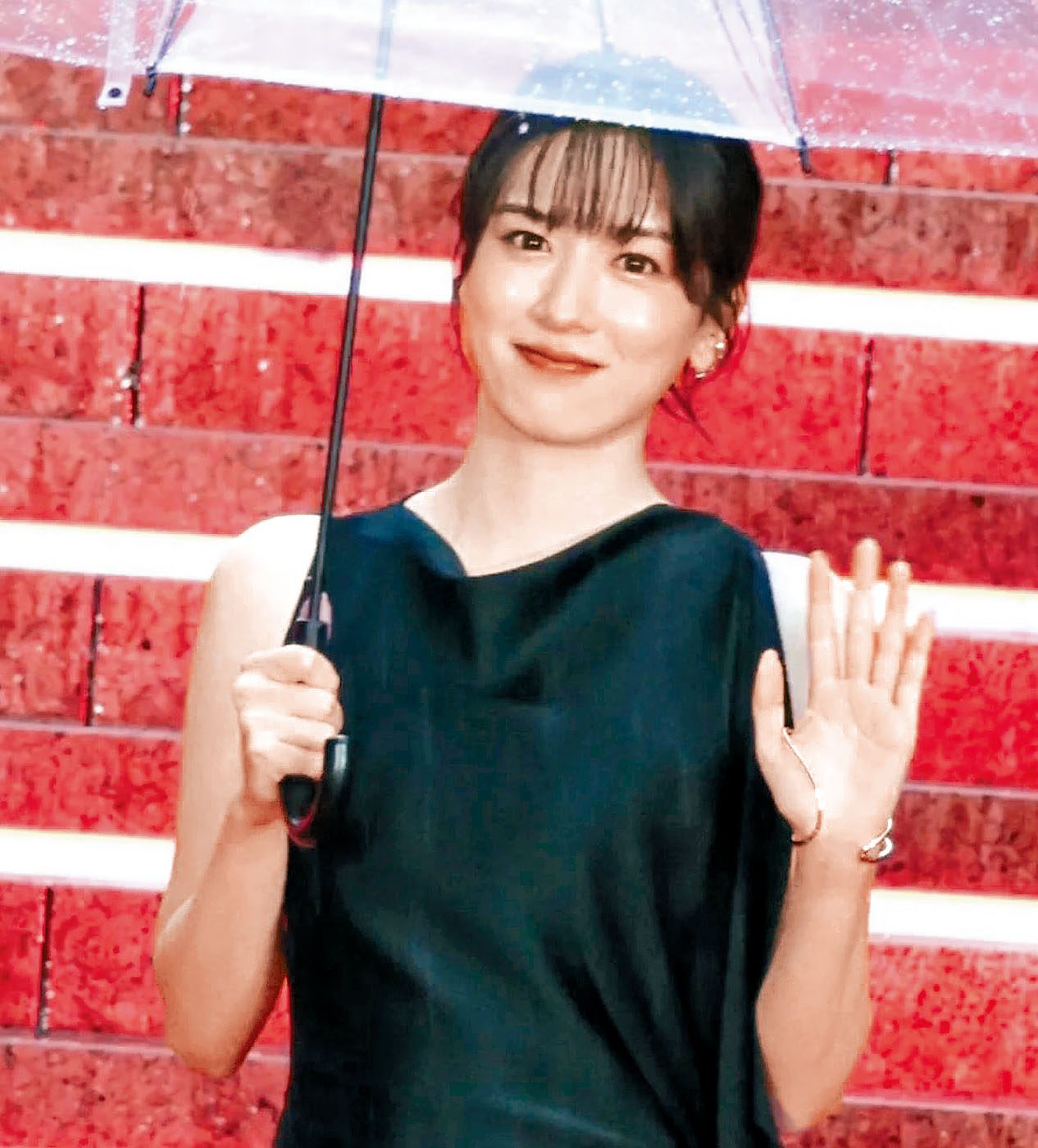 永野芽郁指自己首次在雨中行紅地毯。