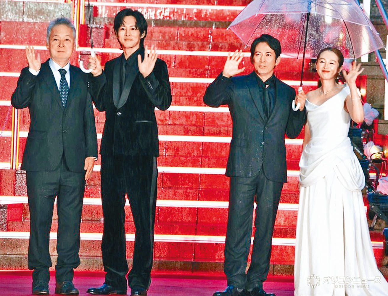 開幕作品《SUKIYAKI》的影帝岡田准一（右二）、松坂桃李（左二）、清野菜名與導演瀨瀨敬久壓軸登場。