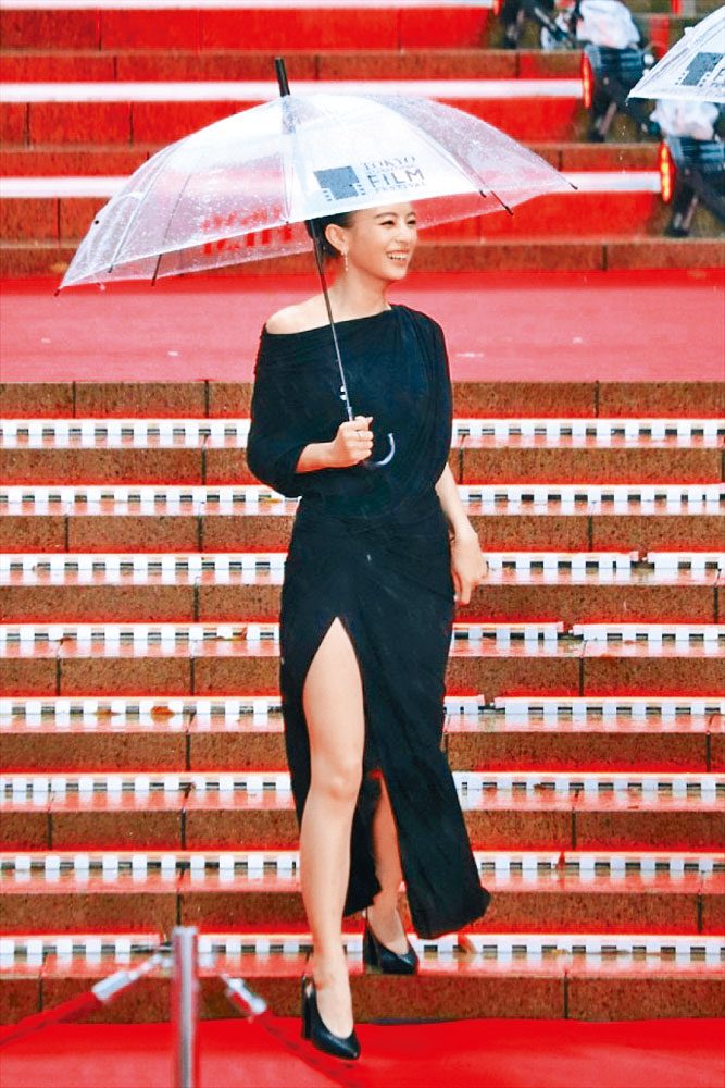 出口夏希穿高衩晚裝亮相。
