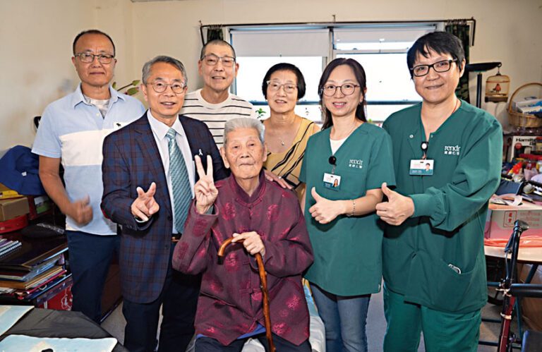 陳治年醫生（左二）和廖步奇（中間紅衣）。