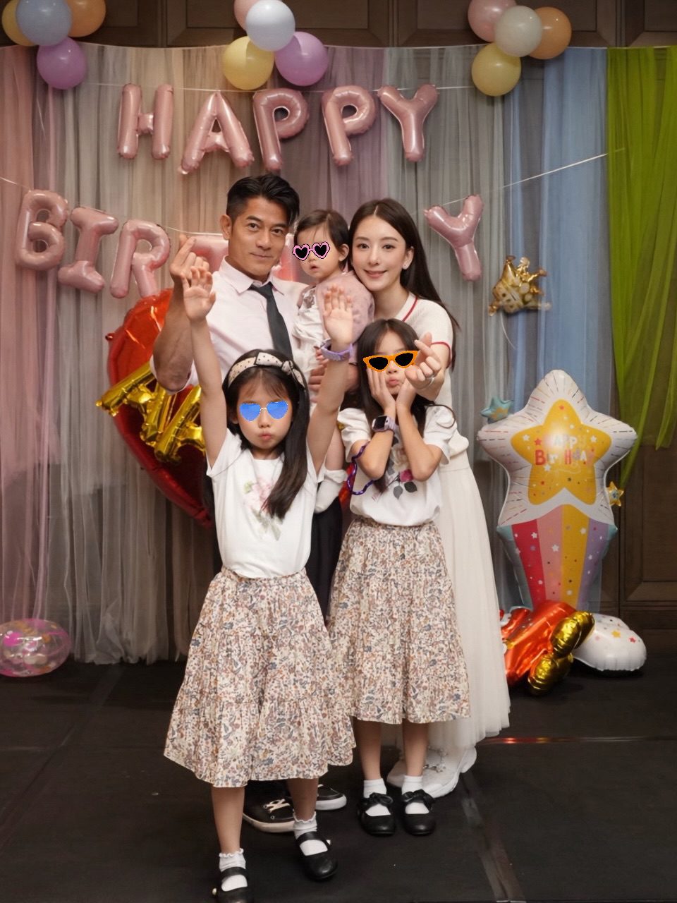 郭富城與方媛抱着幼女，與兩名擺出心形手勢的女兒在粉色氣球前拍攝溫馨全家福。