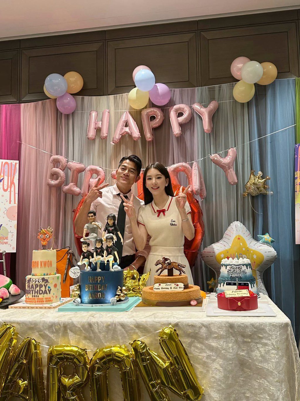 郭富城與方媛在特製生日蛋糕前，默契地一同擺出V字手勢。