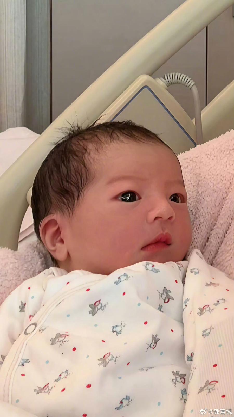 郭富城在幼女出生後，曾分享「三寶」的可愛照片。