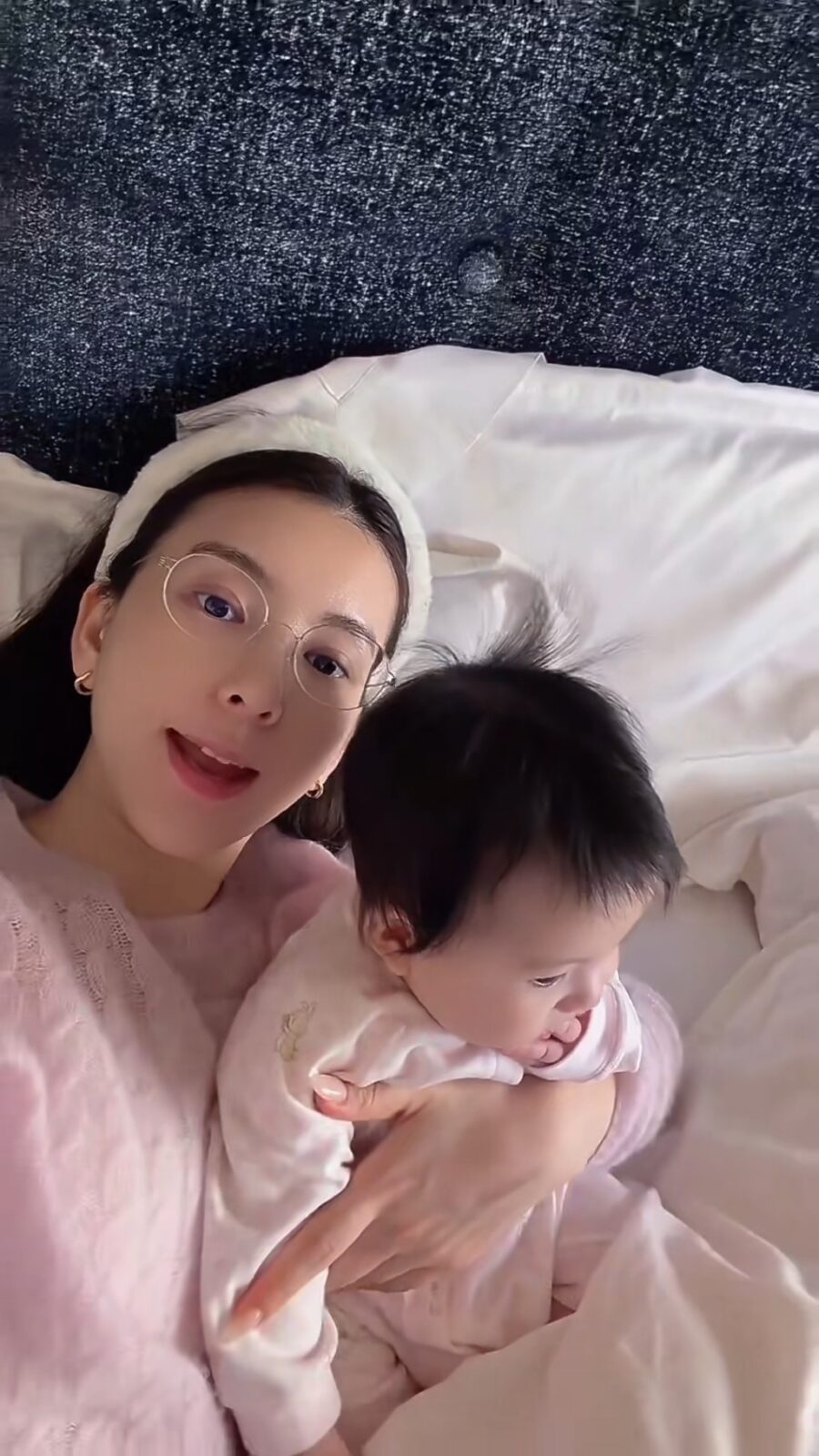方媛曾在小紅書分享與幼女的自拍照。