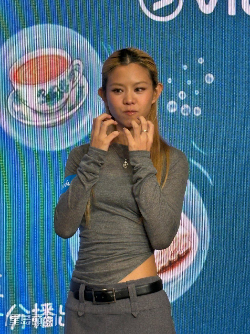 被問到拍拖多年會否想結婚，沈貞巧笑說自己還有好多事未做、「大把世界」，先不談這些，並強調自己獨立成熟。