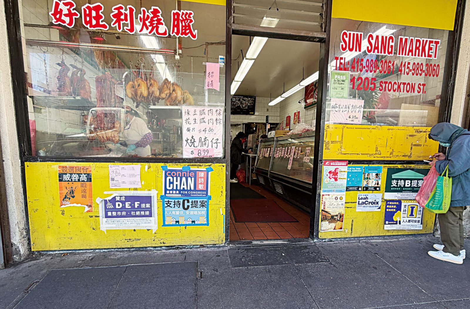 華埠一間燒臘店外貼有不同候選人及選票提案的宣傳海報,供路過街坊參閱。記者蘇婕雅攝